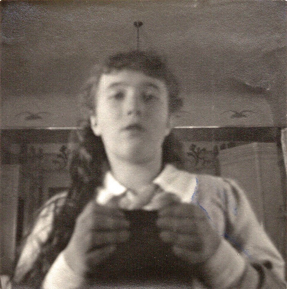 Snapshot Aesthetic — Anastasia Nikolaevna, mirror self-portrait with a Kodak Brownie 1914 — Wikimedia Commons / Public domain