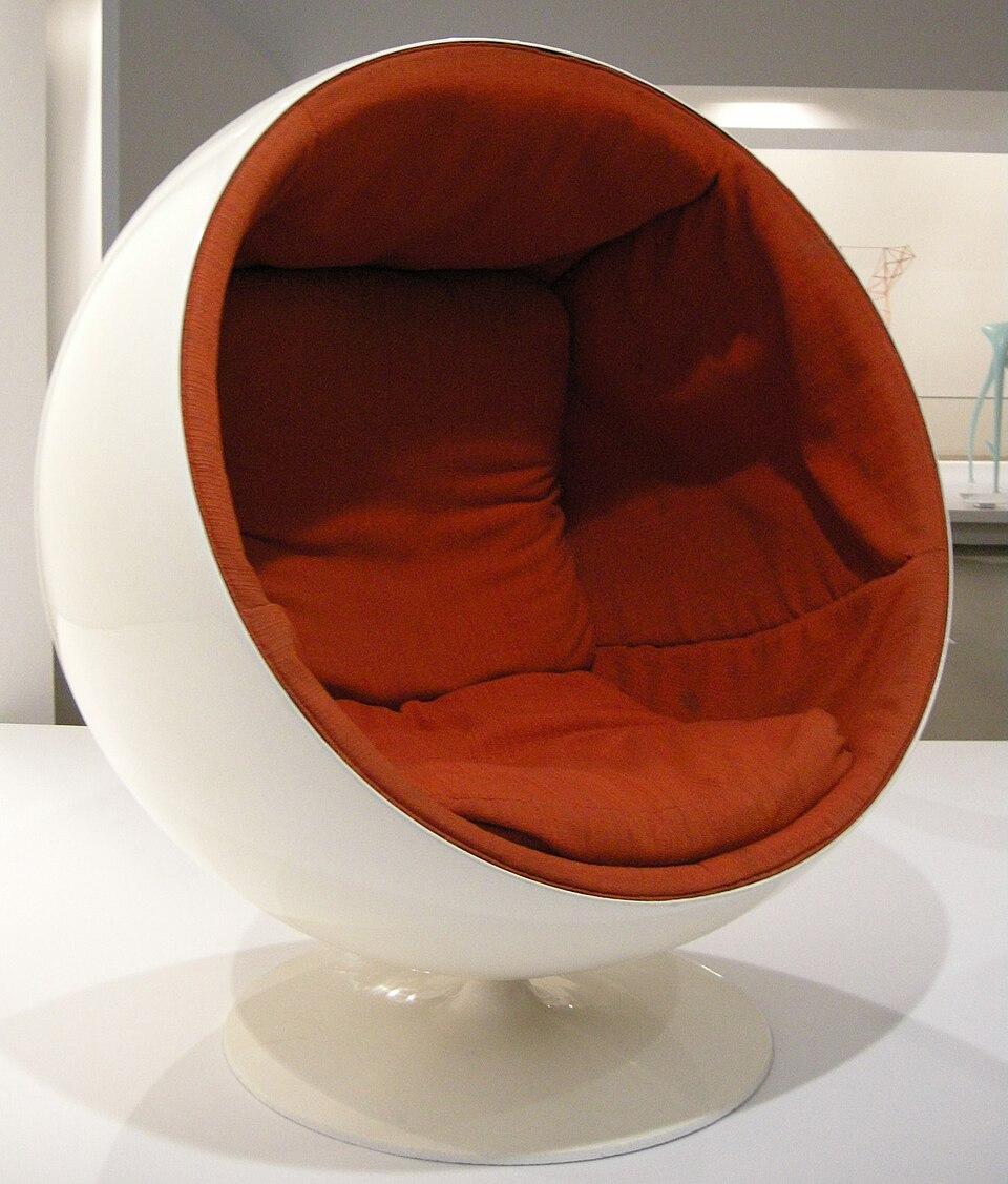 Space Age Design — Aarnio, Ball Chair, 1963–65 (CC BY 2.5) · © sailko