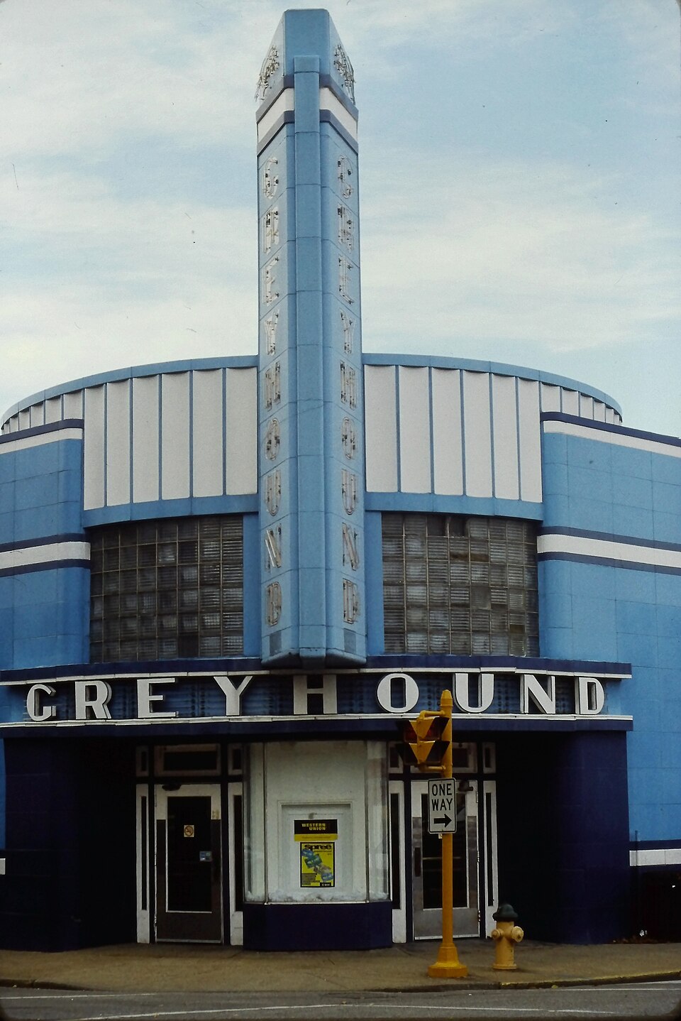 Streamline Moderne — Greyhound Bus Terminal 1938 (CC BY 4.0) · © Bmzuckerman