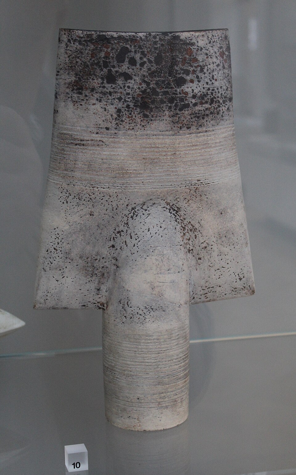Studio Pottery — Hans Coper, spade form vase, 1968 — Wikimedia Commons / CC0