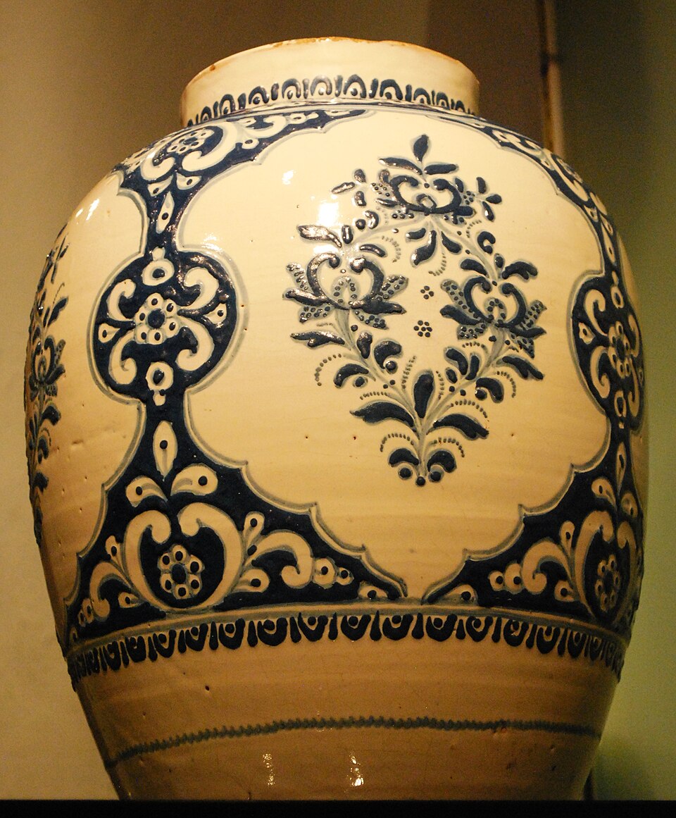 Talavera Poblana — Talavera jar, 18th century, Museo Franz Mayer — Wikimedia Commons / CC BY-SA 3.0 · © AlejandroLinaresGarcia