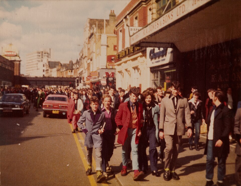 Teddy Boys — Teds on a street in Southend 1977 (CC0)