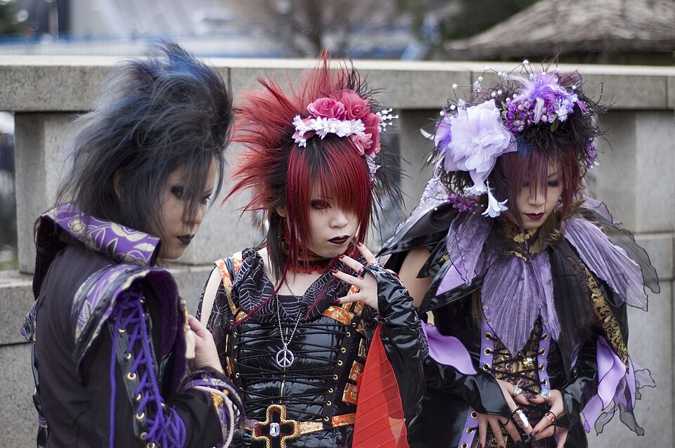 Visual Kei — Visual-kei cosplay at Jingūbashi, Tokyo, 2006 — photo: Jacob Ehnmark — Wikimedia Commons / CC BY 2.0 · © Jacob Ehnmark from Tokyo, Japan