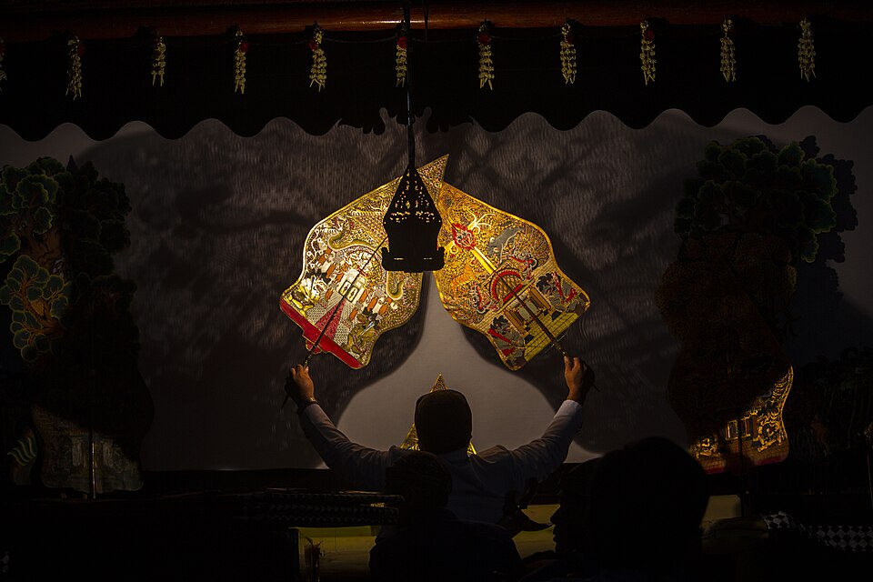 Wayang Kulit — Wayang kulit performance (CC BY-SA 4.0) · © FaizAttariqi