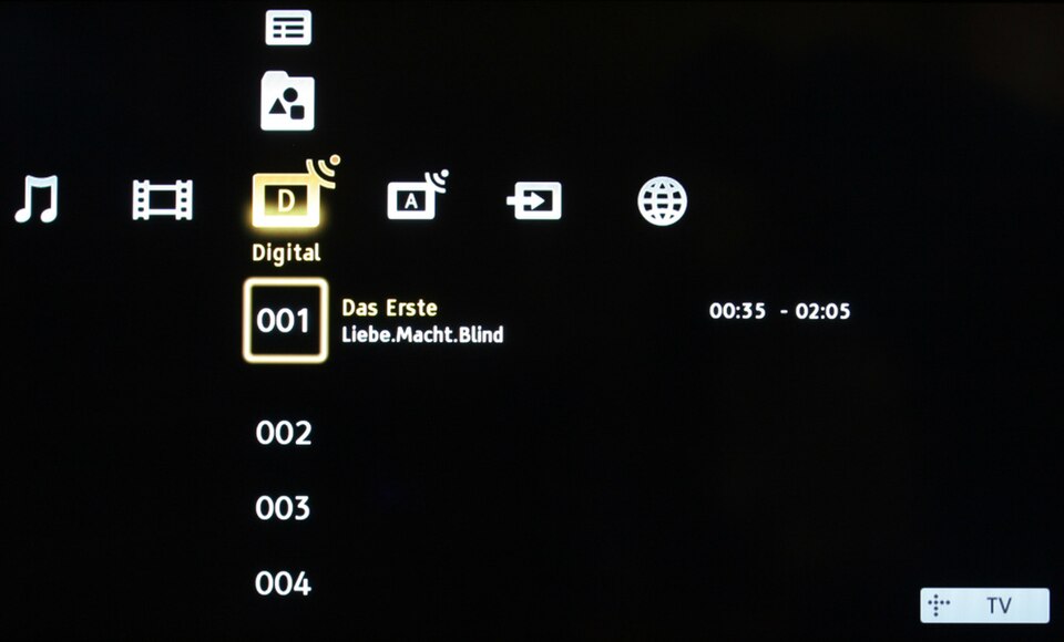 XrossMediaBar (XMB) — Tatcher, XMB on a Sony BRAVIA, 2010 — Wikimedia Commons / CC BY-SA 3.0