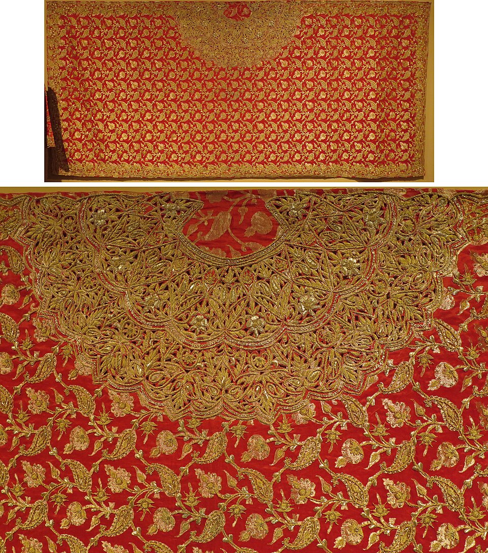 Zardozi — Zardozi wedding outfit from Delhi, 20th century — Honolulu Museum of Art, 2016-43-01a-c; photo: Hiart — Wikimedia Commons / CC0